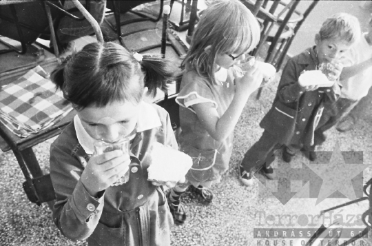 THM-BJ-07897 - Mórágyi általános iskola napközisei az 1980-as években