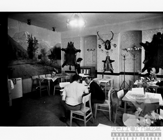 THM-BJ-07918a - Kocsma Mórágyon az 1980-as években