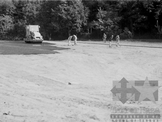 THM-BJ-07959 - Tereprendezés a mórágyi általános iskola udvarán az 1980-as években 