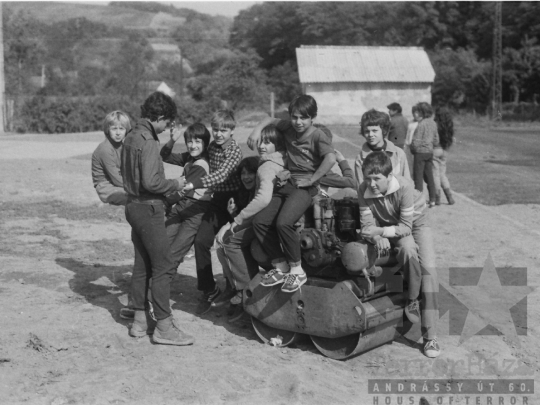 THM-BJ-07960 - Tereprendezés a mórágyi általános iskola udvarán az 1980-as években 