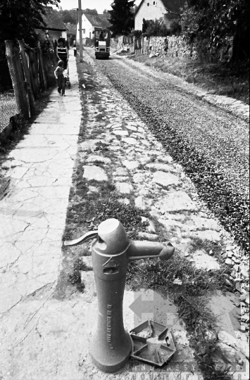THM-BJ-07964a - Aszfaltozás Mórágyon az 1980-as években