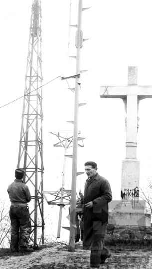 THM-BJ-08030 - A szekszárdi adótorony felállítása a Kálvária-dombon az 1960-as években 