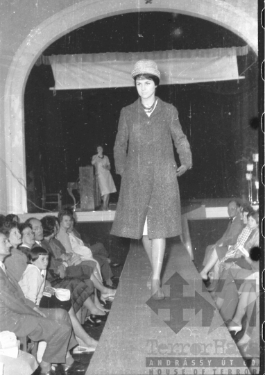 THM-BJ-08065 - Divatbemutató Szekszárdon az 1960-as években