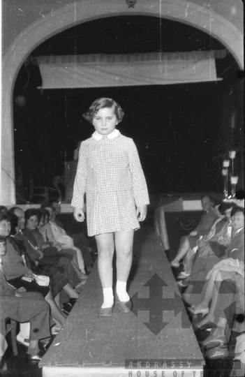 THM-BJ-08068 - Divatbemutató Szekszárdon az 1960-as években