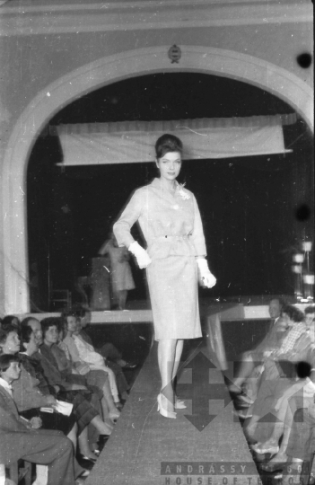 THM-BJ-08069 - Divatbemutató Szekszárdon az 1960-as években