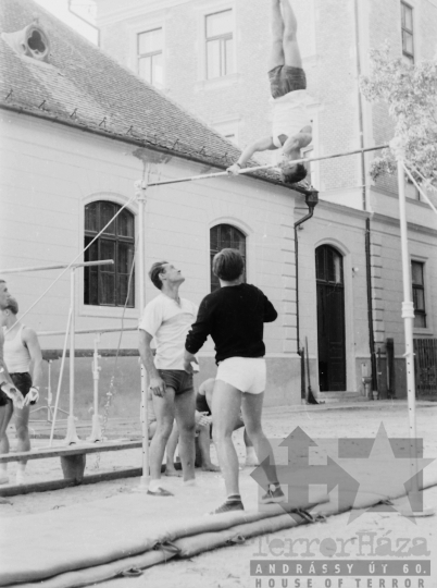 THM-BJ-08117 - Garay János Gimnázium sportudvara Szekszárdon az 1960-as években