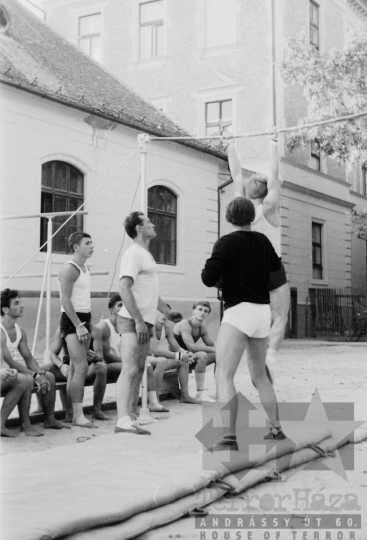 THM-BJ-08118 - Garay János Gimnázium sportudvara Szekszárdon az 1960-as években