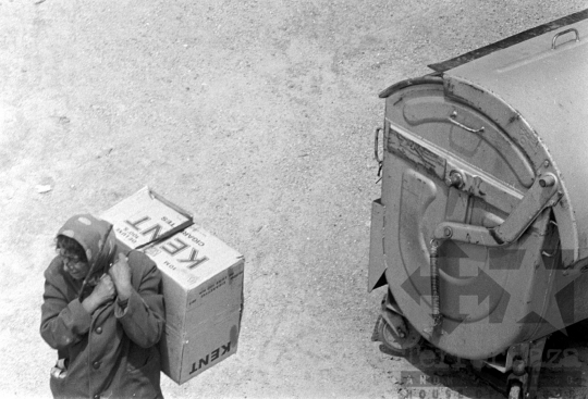THM-BJ-08139 - Vasárnap délelőtti életkép a szekszárdi lakótelepen az 1970-es években