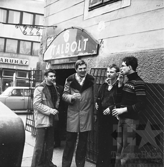 THM-BJ-08167 - Sorkatonaság előtt álló fiatalok egy szekszárdi italboltnál az 1970-es években