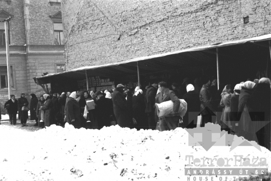 THM-BJ-08241 - Idényvégi kiárusítás Szekszárdon az 1960-as években