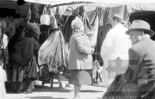 THM-BJ-08255 - Piaci életkép Szekszárdon az 1960-as években