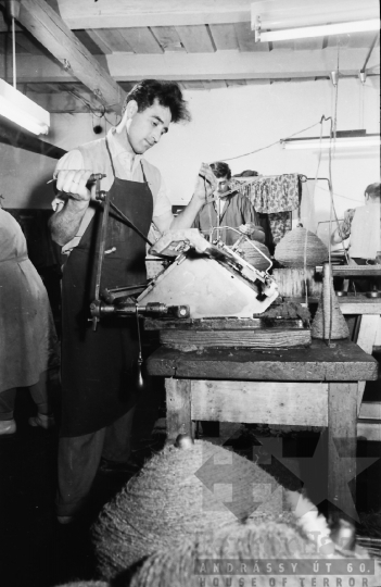 THM-BJ-08415 - Fonalfeldolgozás Hőgyészen az 1960-as években 