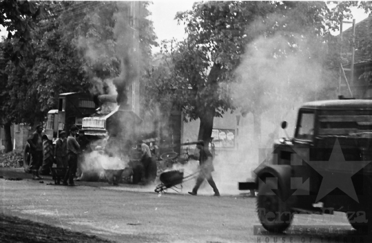 THM-BJ-08504 - Szekszárdi utcák aszfaltozása az 1960-as években 