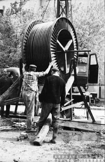 THM-BJ-08507 - Elektromos kábel fektetés Szekszárdon az 1960-as években 