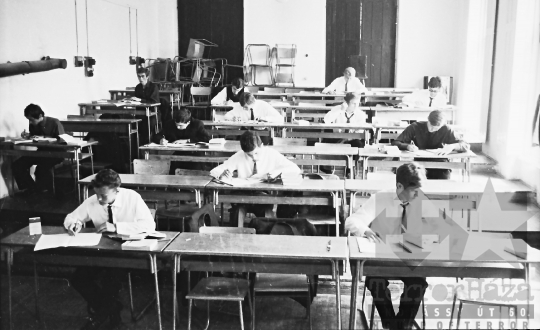 THM-BJ-08514 - Írásbeli érettségi a szekszárdi Garay János Gimnáziumban az 1960-as években