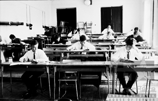 THM-BJ-08516 - Írásbeli érettségi a szekszárdi Garay János Gimnáziumban az 1960-as években