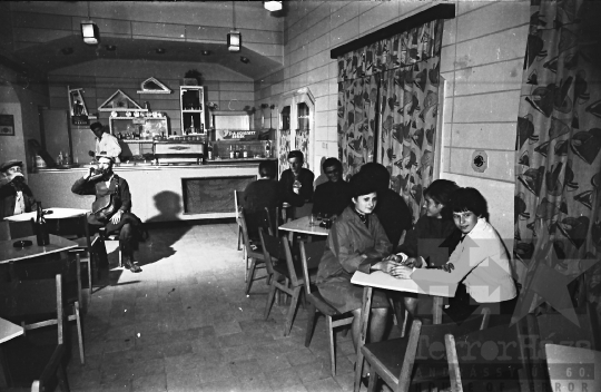 THM-BJ-08534 - Esti kép egy kisvendéglőnél Pincehelyen az 1960-as években
