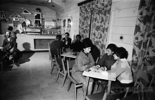 THM-BJ-08535 - Esti kép egy kisvendéglőnél Pincehelyen az 1960-as években