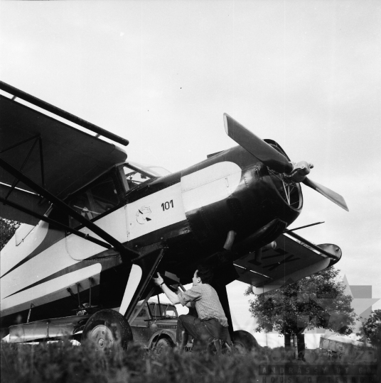 THM-BJ-08576 - Növényvédő- és műtrágyaszórás az őcsényi repülőtérnél  az 1960-as években 