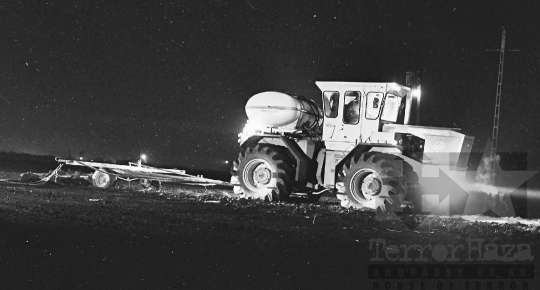 THM-BJ-08631 - Éjszakai szántás a szekszárdi termelőszövetkezetben az 1970-es években 
