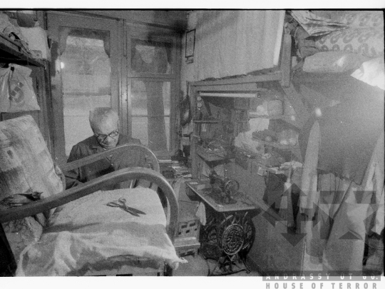 THM-BJ-08644 - Szekszárdi kárpitos műhely az 1980-as években 