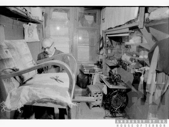 THM-BJ-08645 - Szekszárdi kárpitos műhely az 1980-as években 