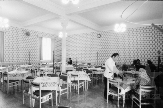 THM-BJ-08646 - A dombóvári vasútállomás felújított vendéglője az 1980-as években