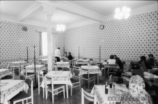 THM-BJ-08648 - A dombóvári vasútállomás felújított vendéglője az 1980-as években