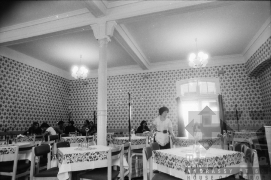 THM-BJ-08649 - A dombóvári vasútállomás felújított vendéglője az 1980-as években