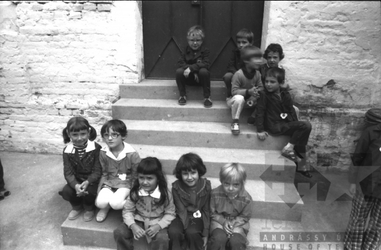 THM-BJ-08715 - Kisiskolások egy szekszárdi általános iskolában az 1980-as években