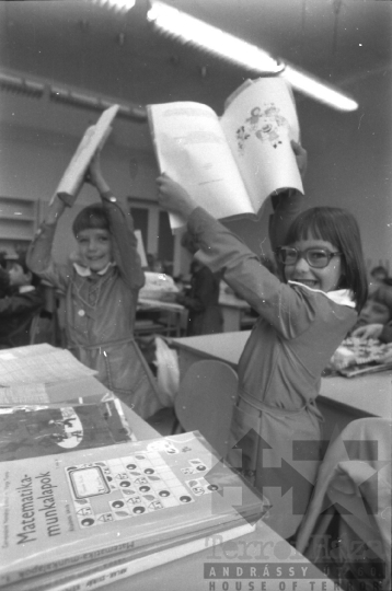 THM-BJ-08717 - Kisiskolások egy szekszárdi általános iskolában az 1980-as években