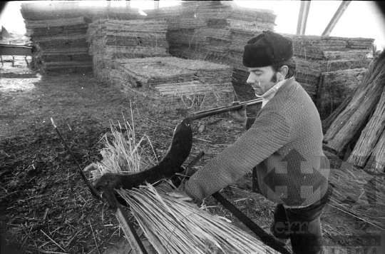 THM-BJ-08817 - Nádfeldolgozás Tolna-Mözs községben az 1980-as években 