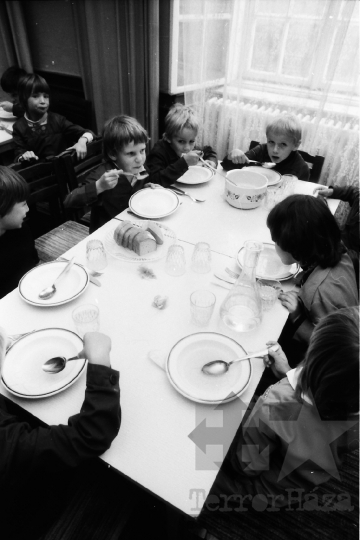 THM-BJ-08834 - Szekszárdi általános iskola napközisei az 1980-as években