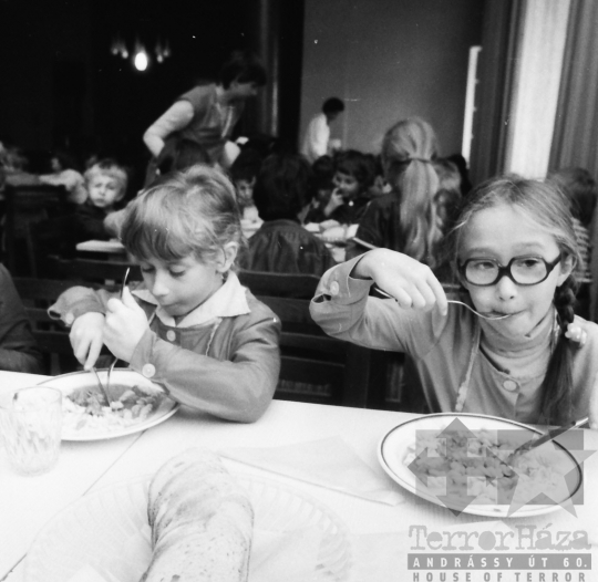 THM-BJ-08836 - Szekszárdi általános iskola napközisei az 1980-as években