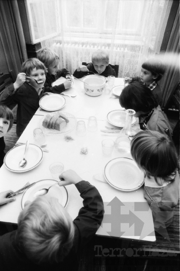 THM-BJ-08840 - Szekszárdi általános iskola napközisei az 1980-as években