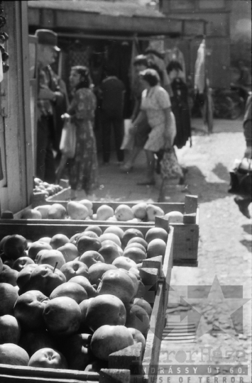 THM-BJ-08901 - Szekszárdi piac az 1980-as években