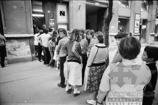 THM-BJ-08941 - Tanévkezdés előtti sorban állás egy szekszárdi papírboltnál az 1980-as években