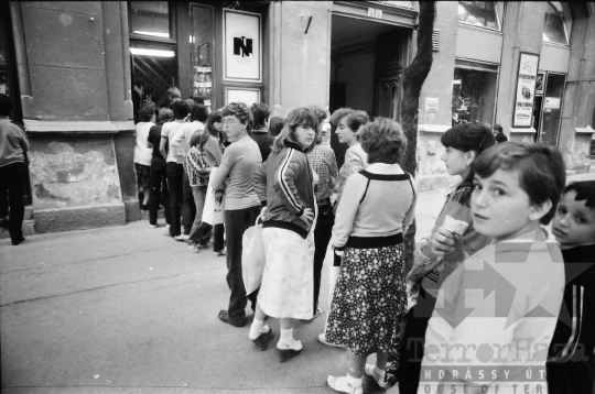 THM-BJ-08941a - Tanévkezdés előtti sorban állás egy szekszárdi papírboltnál az 1980-as években