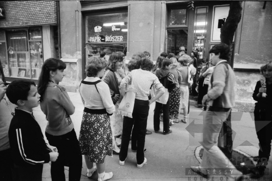 THM-BJ-08942 - Tanévkezdés előtti sorban állás egy szekszárdi papírboltnál az 1980-as években