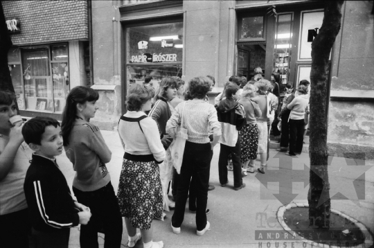 THM-BJ-08942a - Tanévkezdés előtti sorban állás egy szekszárdi papírboltnál az 1980-as években