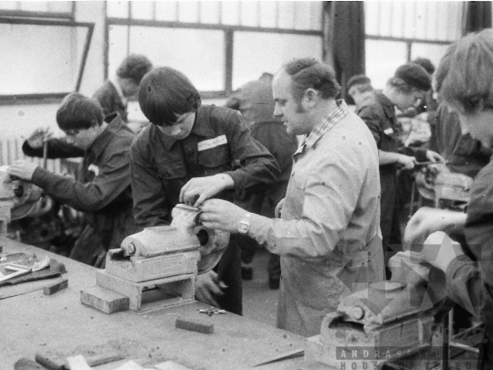 THM-BJ-08944 - Gyakorlati oktatási egy szekszárdi vasipari tanműhelyben az 1980-as években