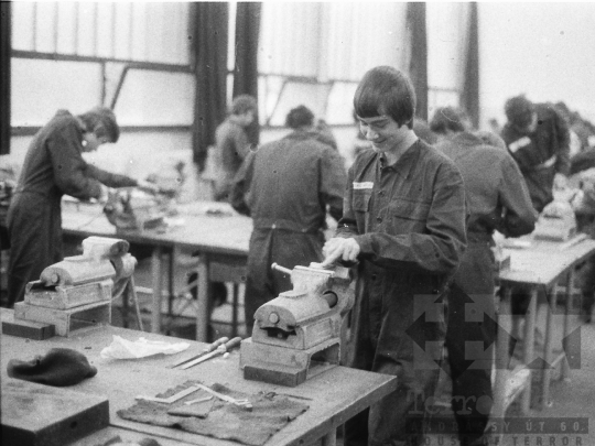 THM-BJ-08946 - Gyakorlati oktatási egy szekszárdi vasipari tanműhelyben az 1980-as években