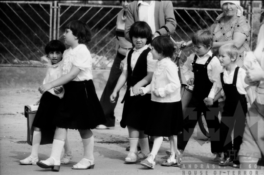 THM-BJ-08948 - Tanévkezdés egy tolna megyei általános iskolában az 1980-as években