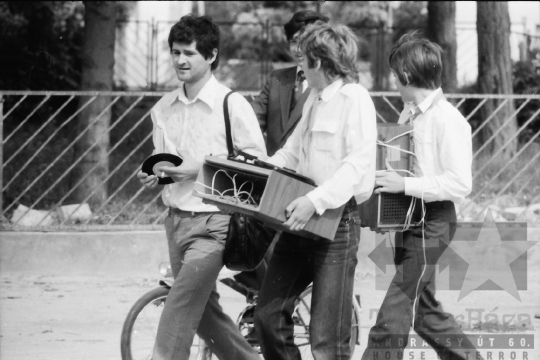 THM-BJ-08965 - Tanévkezdés egy tolna megyei általános iskolában az 1980-as években