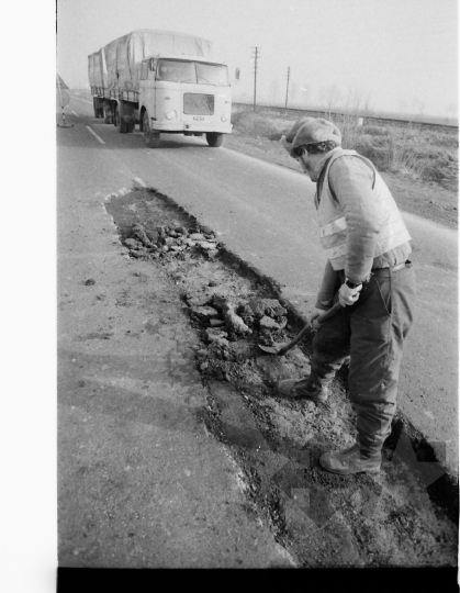 THM-BJ-08984 - Útjavítás Pörbölyön az 1980-as években