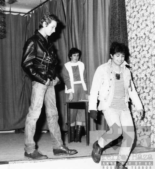 THM-BJ-09062 - Gyerekek farsangi bálja a mórágyi általános iskolában az 1980-as években