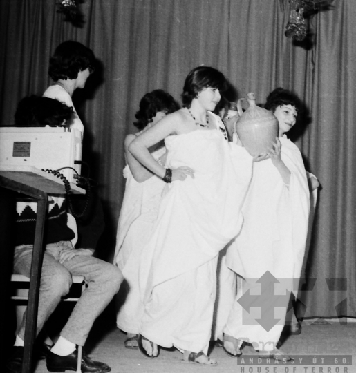 THM-BJ-09063 - Gyerekek farsangi bálja a mórágyi általános iskolában az 1980-as években