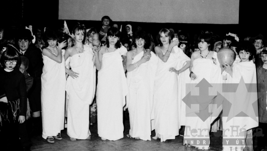 THM-BJ-09064 - Gyerekek farsangi bálja a mórágyi általános iskolában az 1980-as években