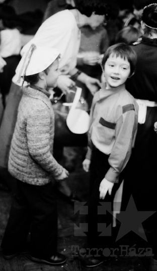 THM-BJ-09065 - Gyerekek farsangi bálja a mórágyi általános iskolában az 1980-as években