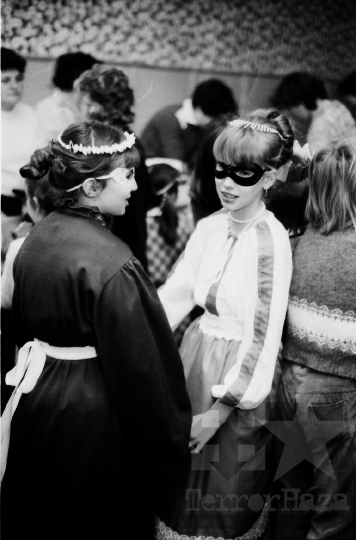 THM-BJ-09067 - Gyerekek farsangi bálja a mórágyi általános iskolában az 1980-as években
